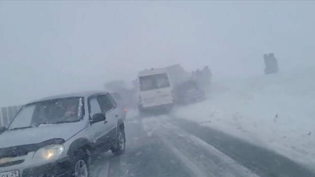 Снежный шторм: под Архангельском в ДТП столкнулись более 30 автомобилей