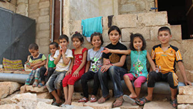 Дети из семей беженцев в Алеппо близь зоны боевых действий
