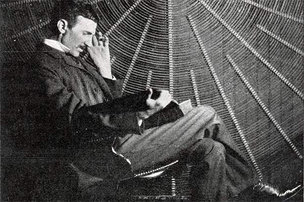 Никола Тесла на фоне катушки ВЧ трансформатора в своей лаборатории на Хаустон-стрит.