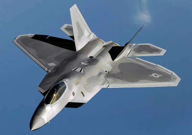 Получено первое изображение самолёта F-22 ВВС США с новыми топливными баками и стелс-капсулами