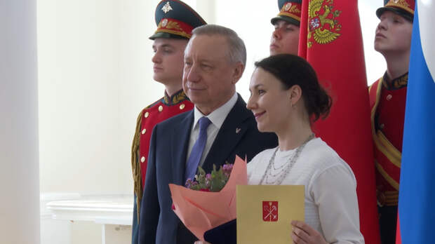 Троих петербурженок наградили за спасение упавшего с десятого этажа малыша