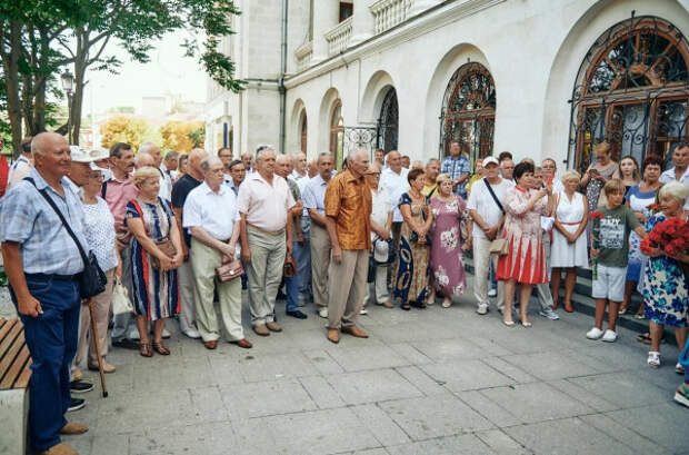 В Севастополе состоялась торжественная церемония возложения цветов