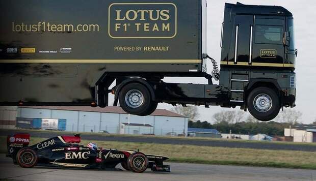 Сумасшедшие рекорды: грузовик перепрыгнул через болид Формулы-1