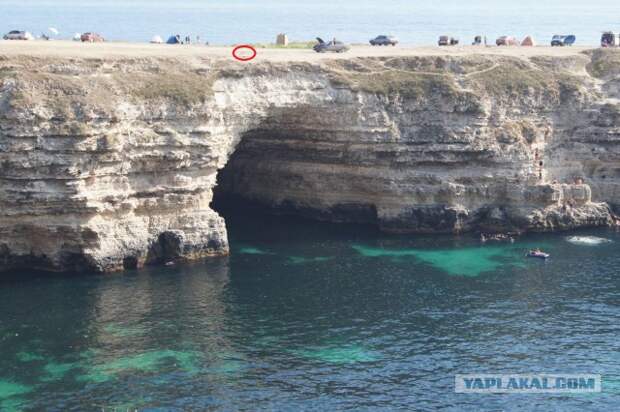 В Крыму автомобиль сорвался с обрыва и завис на скалах!