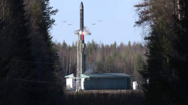 «Температура 4000 градусов — боевые блоки покрыты плазмой». Что известно о мощности, скорости и других характеристиках «Орешника»?