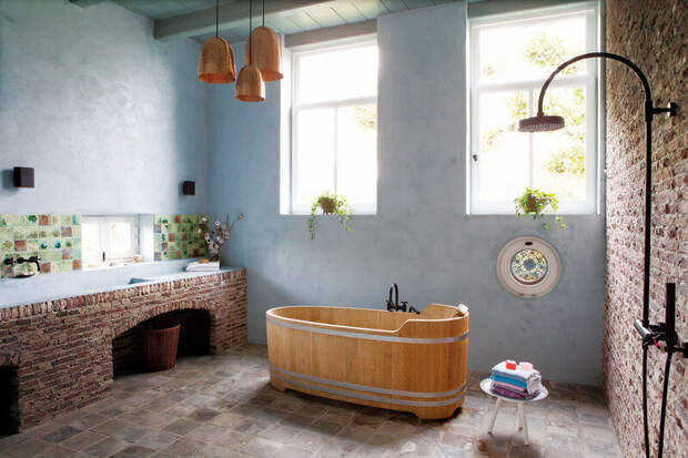 Деревянная ванна - чудо какое. Напоминает банную купель )