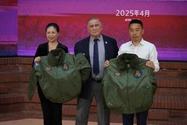Jeffrey Greene, Chairman of the Sino-American Aviation Heritage Foundation, donates two sets of WWII American pilot uniforms—one to Quzhou Memorial Hall to the Doolittle Raid and the other to Quzhou Senior High School.