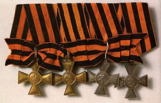 Георгиевские кресты четырех степеней.