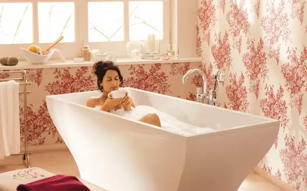 devushka-v-vanne-napitok-aromat-naslazhdenie-pena-ekstaz-och-feb2