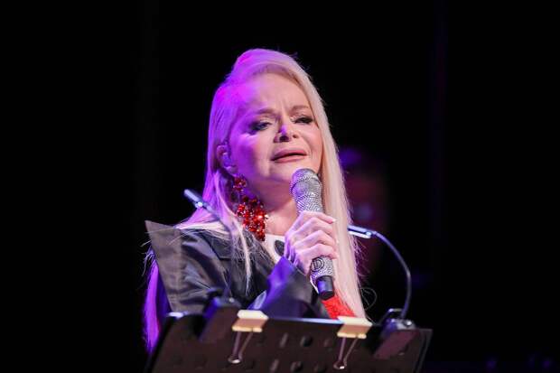 Названа вероятная сумма заработка Долиной с одного концерта