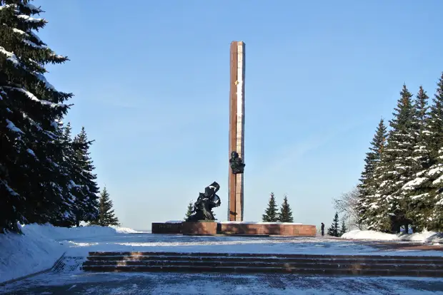 Памятник победы уфа. Памятник Матросову в Уфе. Памятник Миннигали Губайдуллину. Памятник Миннигали Губайдуллину и Александру Матросову Уфа. Парк Победы Уфа памятники.