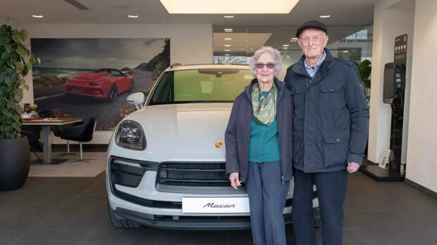 90-летняя супружеская пара купила Porsche Macan