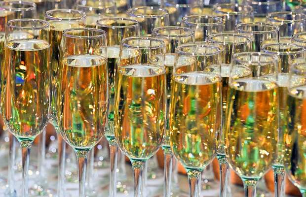 Российские чиновники устроили вечеринку с танцами и шампанским в мэрии и поплатились