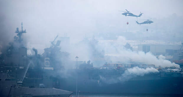 Пожар на корабле ВМС США тушат с вертолётов: видео
