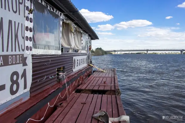 Омск под водой. Кафе на воде Омск. Ресторан на воде наполовину затоплен. Отдых на воде Омск собака ру.