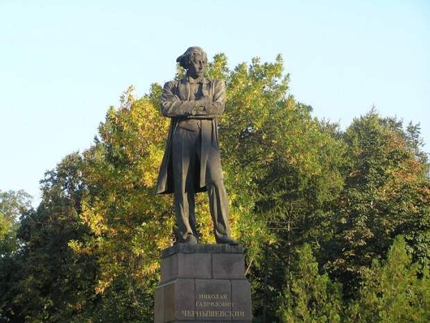 Памятник Чернышевскому в его родном городе Саратове.
