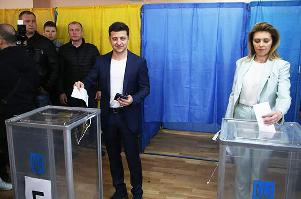 Владимир и Елена Зеленские на избирательном участке