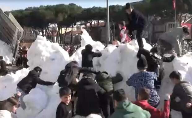 В провинцию Турции, где не было снега 14 лет, детям его привезли самосвалами