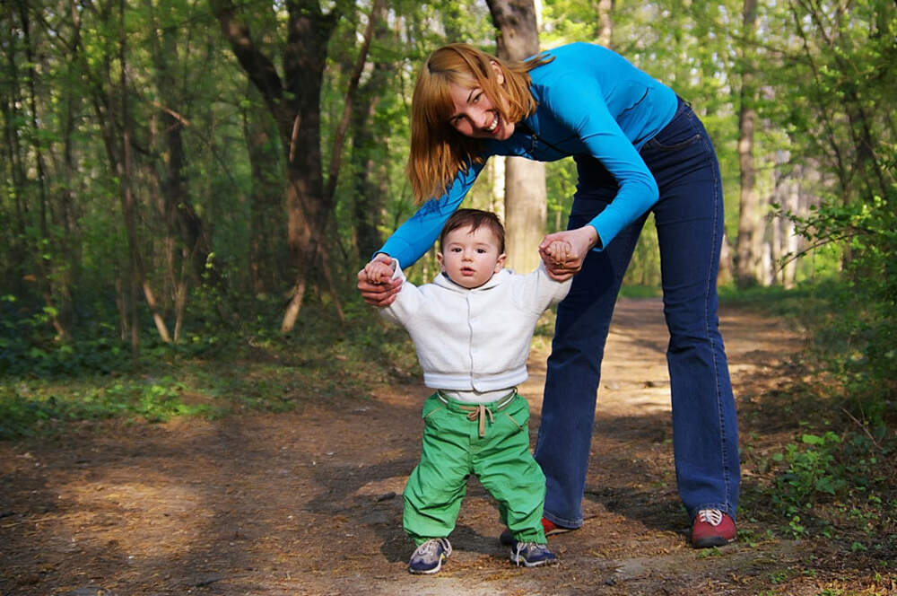 Учим гулять. Дети на прогулке. Прогулка с маленьким ребенком. Прогулка за руку с ребенком. Мама учит ребенка ходить.