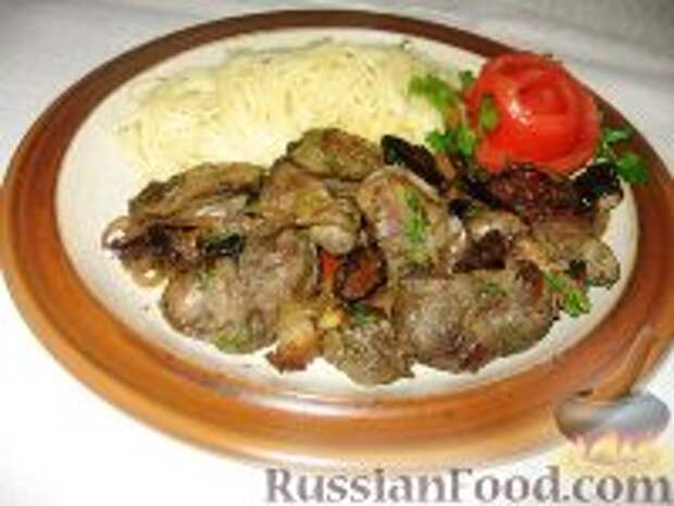 Фото к рецепту: Куриная печень с черносливом и луком