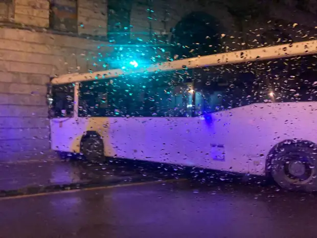 На Каменноостровском автобус врезался в дом