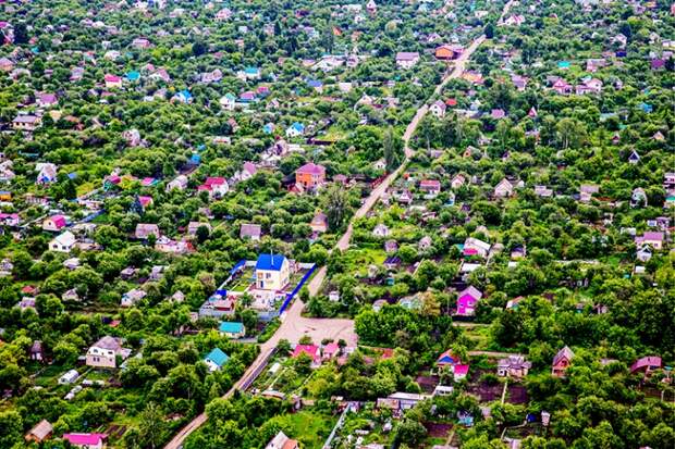 На фото: вид на частный сектор в одном из районов города.