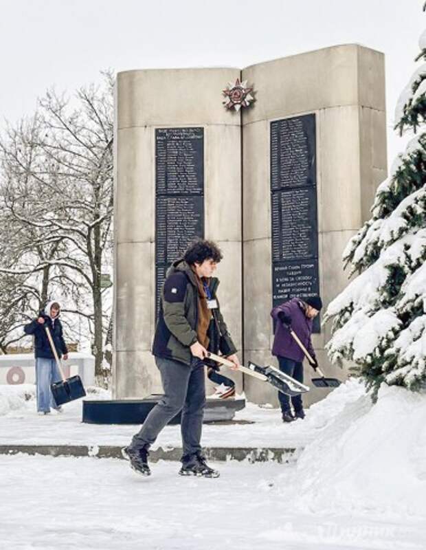 Личным примером.