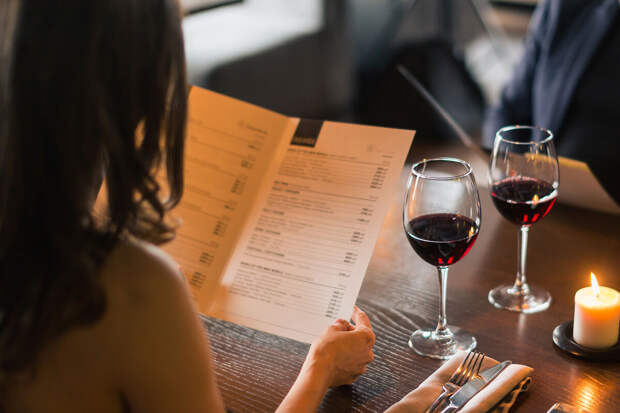 Яндекс: россияне в выходные предпочитают бронировать рестораны за восемь часов