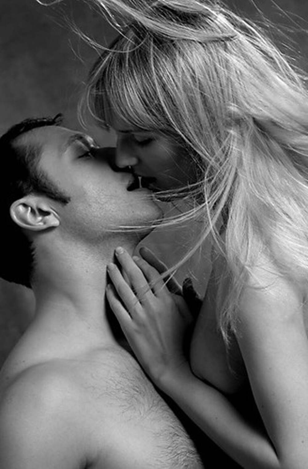 Сексвалне картинка. Страстный поцелуй. Нежный поцелуй. Страстный поцелуй мужчины и женщины. Сладкий поцелуй.