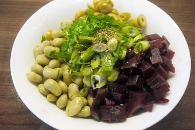 Сытный фасолевый салат-гарнир с оливками: фото шаг 1