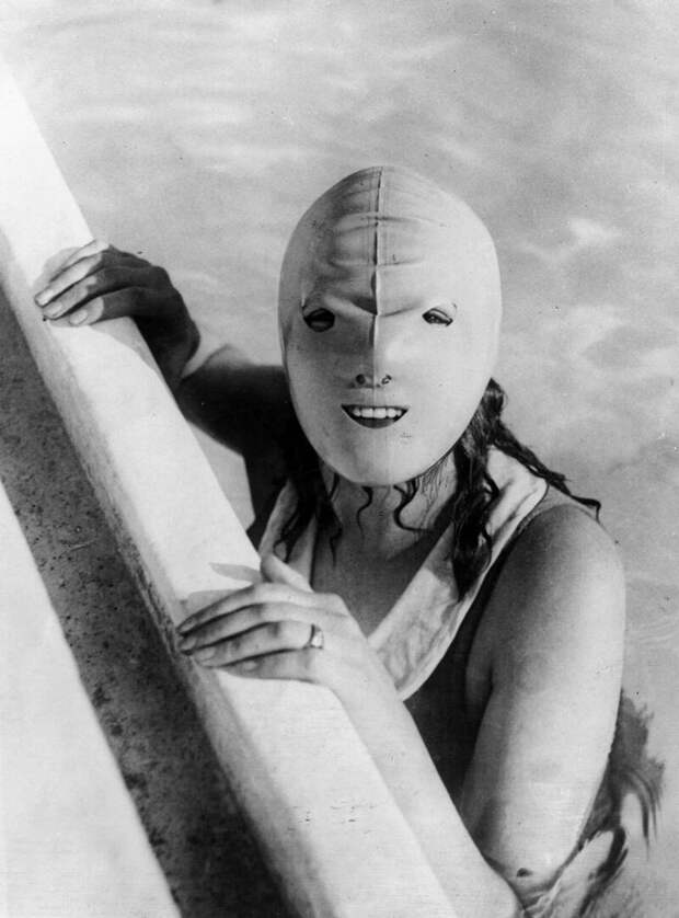Защитная маска для плавания, чтобы лицо не сгорело на пляже. 1920-е годы.