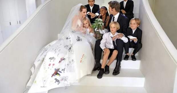 3-метровый шлейф и детские рисунки: 8 крутых свадебных платьев звезд