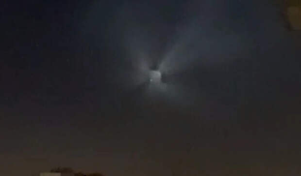 «Космическая медуза» от ракеты «Союз-2.1б» осветила ночное небо над Петербургом