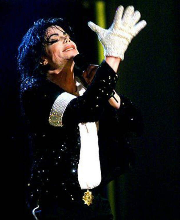 Перчатка Майкла Джексона за 350000 долларов.