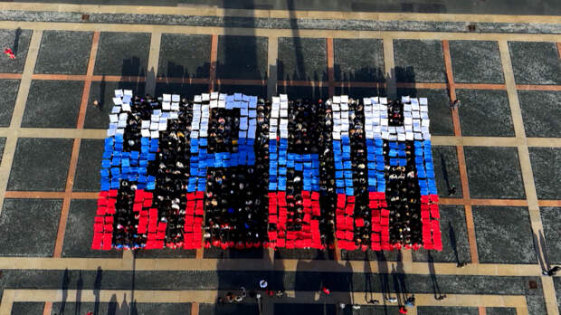 Александр Беглов поздравил петербуржцев с Днём воссоединения Крыма с Россией