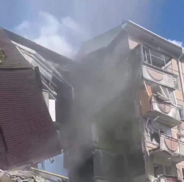 Подъезд пятиэтажки в Белгородской области рухнул после обстрела ВСУ, под завалами кричат дети