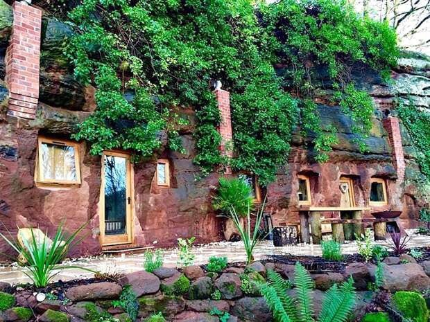 Фасад пещеры оплетен плющом, а вся территория Rockhouse Retreat окружена живописными растениями.