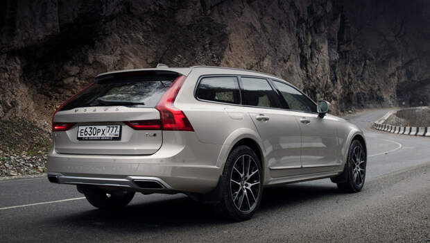 Volvo v90 cc,Volvo v90 cross country,Volvo s90,Volvo xc40,Volvo xc60,Volvo xc90. Летом 2017 года вследствие очень похожей проблемы на сервис отправлялись 18 машин: универсалы V90 Cross Coutry (на фото) и паркетник XC90. Тогда пришлось менять «модуль контроля доменов активной безопасности».