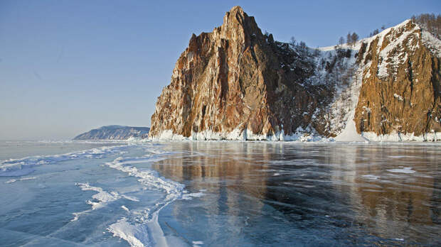 Автомобиль провалился под лед на Байкале, водитель погиб