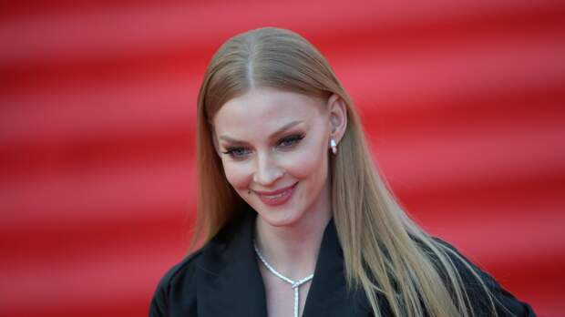 Актриса Светлана Ходченкова снялась в шубе на праздновании 43-летия в Альпах