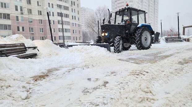 В Подольске очищают от снега Благовещенский сквер
