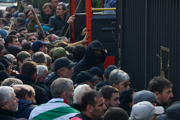 Участники митинга оппозиции в Сухуме скандируют "Россия!"