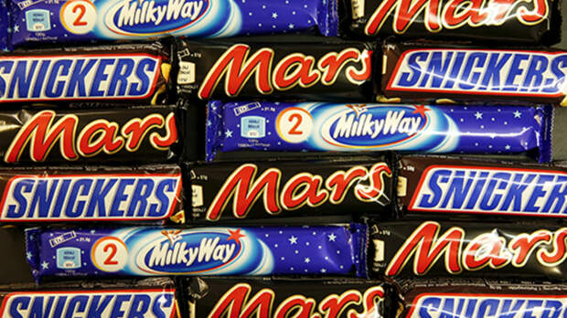 Продавцы магазинов в Лондоне покупают Snickers из России у оптовиков