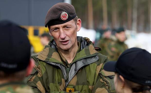 Главком норвежской армии Эйрик Кристофферсен предложил горячую линию между норвежским и российским военными ведомствами, чтобы избежать недопониманий и эскалации в Арктике