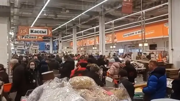 Петербуржцы выстроились в огромные очереди в OBI перед закрытием магазинов сети — видео