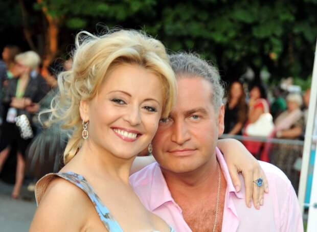 Смирилась со слухами об изменах Агутина или решилась на гостевой брак? «Две дороги, два пути» Анжелики Варум