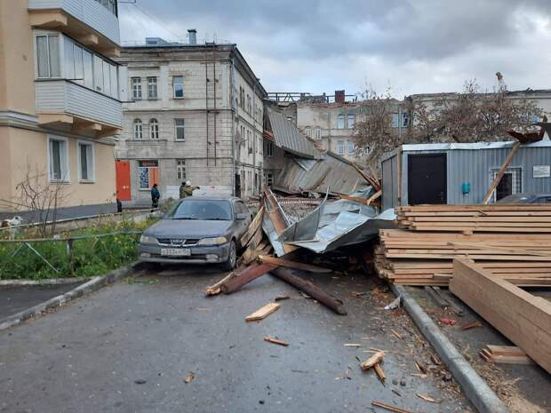 Появились видео из общежития в Новосибирске, где ураганом сорвало крышу