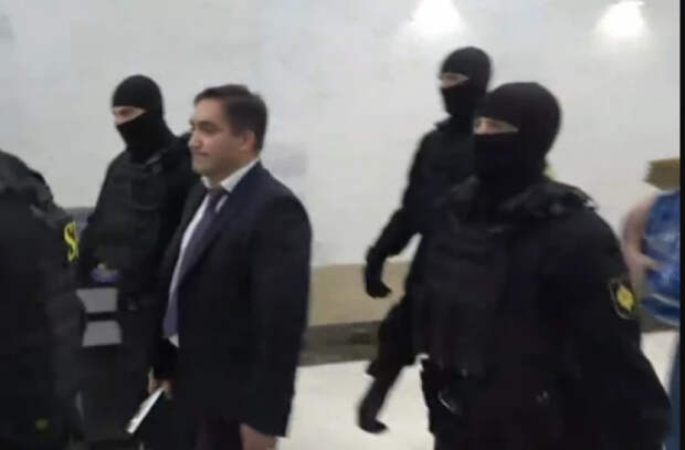 Обыск в помещении. Обыск и выемка. Следователь на обыске. Дополнительный досмотр проводится. Повторный обыск.