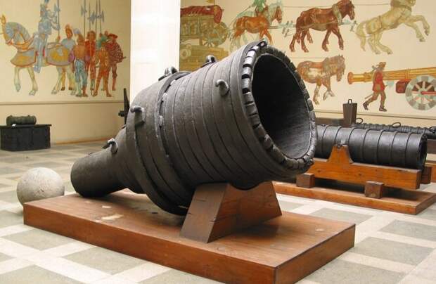 Pumhart von Steyr – австрийская бомбарда, созданная в начале XV века в Лицене. Это – крупнейшая по калибру из всех пушек, сделанных из чугунных полос. Ее вес составляет около 8 тонн, а диаметр снаряда – 800 мм. Стреляла пушка 690-килограммовыми каменными ядрами.