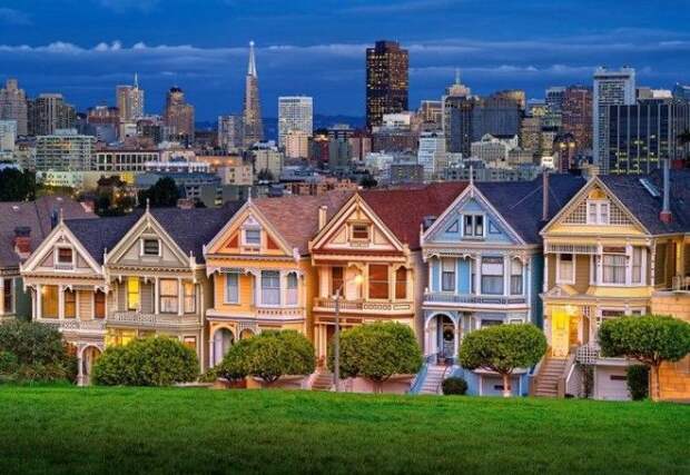 В ночное время сказочные домики выглядят особенно красиво Painted Ladies СанФранциско Фото puzzlestorebg